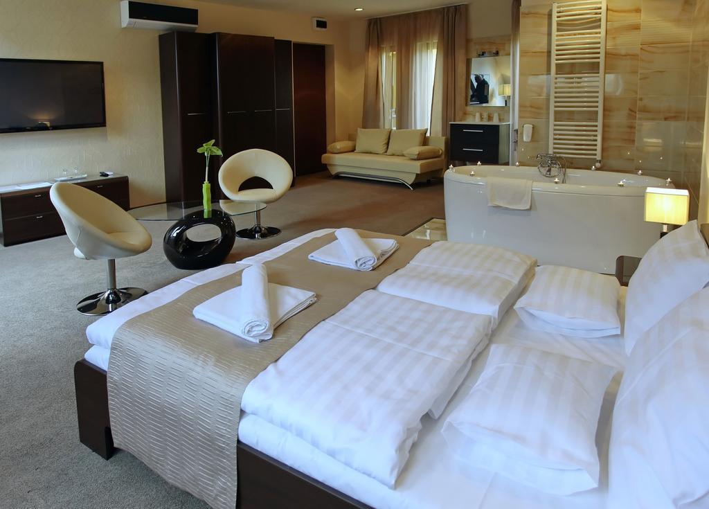 Hotel Brill Oroshaza Ngoại thất bức ảnh
